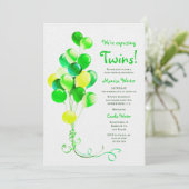 Erwartung der Twins Green Balloons Babydusche Einladung (Stehend Vorderseite)