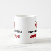 Erwartung einer wenig Juni-Wanzen-Mutterschaft Kaffeetasse (Mittel)