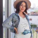Erwartung eines kleinen Kürbiskinderjungen T-Shirt<br><div class="desc">Eleganter und rustikaler T - Shirt mit Aquarellbildern von blauen Kürbissen und Blume. Im Text steht: "Einen Kürbis zu erwarten."</div>