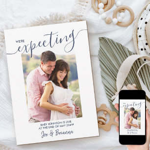 Erwartung von Foto Elegant Script Navy Pink Pregna Ankündigung