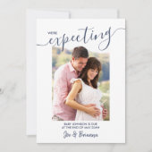 Erwartung von Foto Elegant Script Navy Pink Pregna Ankündigung (Vorderseite)