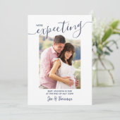 Erwartung von Foto Elegant Script Navy Pink Pregna Ankündigung (Stehend Vorderseite)
