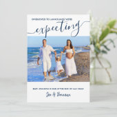 Erwartung von Foto und elegantem Script Blue Pregn Ankündigung (Stehend Vorderseite)