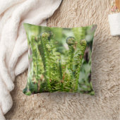 Erwecken des jungen Farns im Garten Kissen (Decke)
