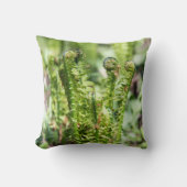 Erwecken des jungen Farns im Garten Kissen (Vorderseite)