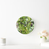 Erwecken des jungen Farns im Garten Runde Wanduhr (Zuhause)