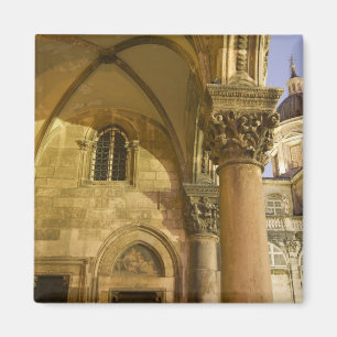 Erzbischofspalast-Arkaden mit der Kathedrale von D Magnet