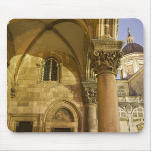 Erzbischofspalast Arkaden mit der Kathedrale von D Mousepad