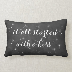 Es begann ganz mit einem Kuss-Kissen Lendenkissen