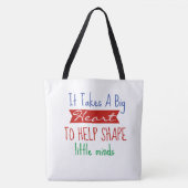 Es braucht ein großes Herz, um kleine Gedanken zu  Tasche (Vorderseite)