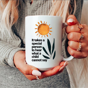 Es braucht eine besondere Person, um zu hören, was Zweifarbige Tasse