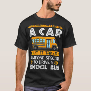 Es braucht jemand Besonderes, um einen Schulbus zu T-Shirt