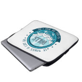 Es braucht viele Bälle, um so zu Golf zu spielen w Laptopschutzhülle (Vorne Knopf)