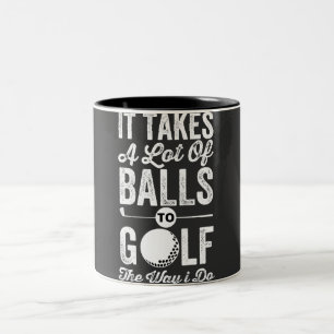 Es braucht viele Bälle, um so zu Golf zu spielen w Zweifarbige Tasse