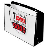 Es dauerte 7 Jahrzehnte, um diesen GUTEN -70th Große Geschenktüte (Rückseite Schrägansicht)