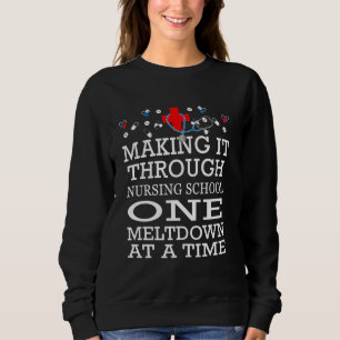 Es durch die Krankenschule zu schaffen, eine Melze Sweatshirt