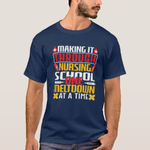 Es durch die Krankenschule zu schaffen, eine Melze T-Shirt