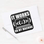 Es funktioniert auf meiner Maschine Funny Coder un Quadratischer Aufkleber (Umschlag)
