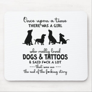 Es gab ein Mädchen, das Hunde und Tattoos wirklich Mousepad