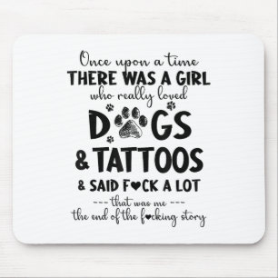 Es gab ein Mädchen, das Hunde und Tattoos wirklich Mousepad