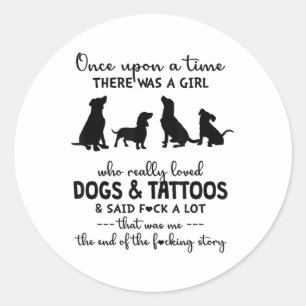 Es gab ein Mädchen, das Hunde und Tattoos wirklich Runder Aufkleber