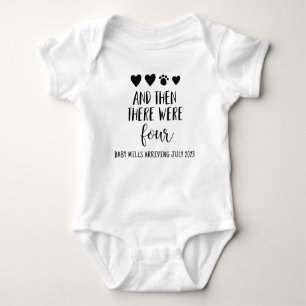 Es gab vier mit Paw Print Due Date Bodysuit Baby Strampler