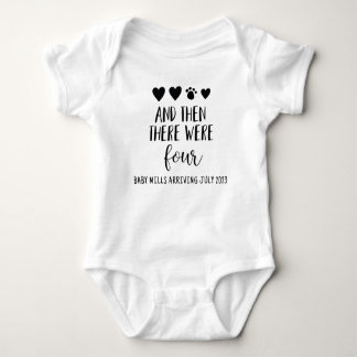 Es gab vier mit Paw Print Due Date Bodysuit Baby Strampler