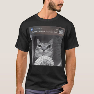 Es gibt Bewegung an Ihrer Haustür Lustige Katze T-Shirt