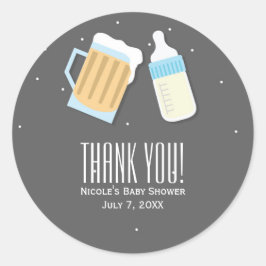 Es gibt ein Baby Brewing Beer Tasse Dusche Gefalle Runder Aufkleber