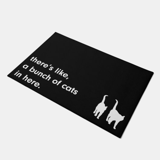 Es gibt ein Bündel Katzen hier in der Fußmatte (Schrägansicht)