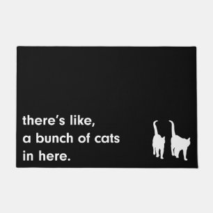 Es gibt ein Bündel Katzen hier in der Fußmatte