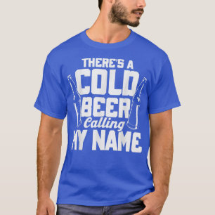 Es gibt ein kaltes Bier, das Bier trinkt Zuhause. T-Shirt