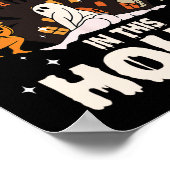 Es gibt ein paar Horror in diesem Gastgeber Hallow Poster (Ecke)