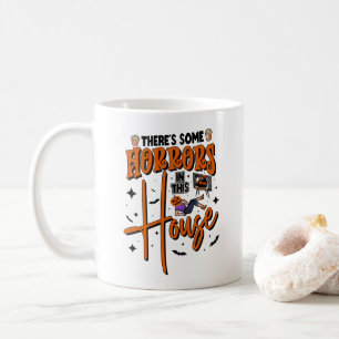 Es gibt ein paar Horror in diesem Haus zu sonnigen Kaffeetasse
