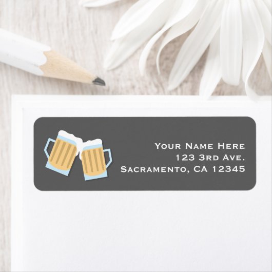 Es gibt eine Babybierbrauen-Tasse, graue Dusche (Insitu)