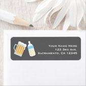 Es gibt eine Babybierbrauen-Tasse, graue Dusche (Insitu)