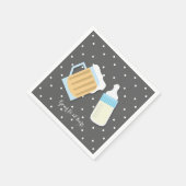 Es gibt eine Babybierbrauen-Tasse, graue Dusche Serviette (Ecke)