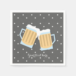 Es gibt eine Babybierbrauen-Tasse, graue Dusche Serviette