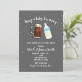 Es gibt eine Babybierbrauen-Tasse mit Babydusche Einladung (Stehend Vorderseite)