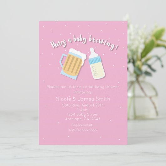 Es gibt eine Babybierbrauerei Tasse Rosa Dusche Einladung (Stehend Vorderseite)