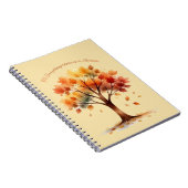 Es gibt eine Herbstbaum-Notizbuchsaison Notizblock (Rechte Seite)