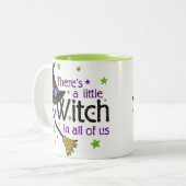 Es gibt eine kleine Hexe in allen uns Zweifarbige Tasse (Vorderseite Links)