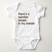 Es gibt eine Zahl Twosie in meinem… Baby Strampler (Vorderseite)