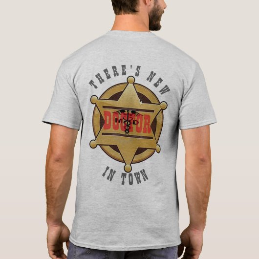 Es gibt einen neuen Arzt in der Stadt Sheriff med T-Shirt (Rückseite)