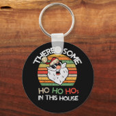 Es gibt einige Ho Ho Hos in diesem Haus Retro Sant Schlüsselanhänger (Vorderseite)