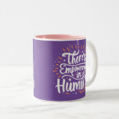 Es gibt Ermächtigung in Demut Zweifarbige Tasse (VorderseiteRechts)
