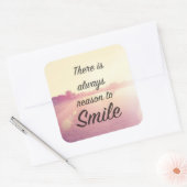 Es gibt immer Grund zu lächeln Quadratischer Aufkleber (Umschlag)
