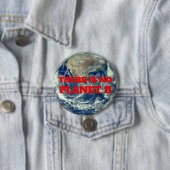 "Es gibt keinen Planeten B" mit der Erde Button (Beispiel)