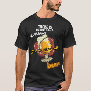Es gibt nichts, was an einem netten kalten Bier na T-Shirt