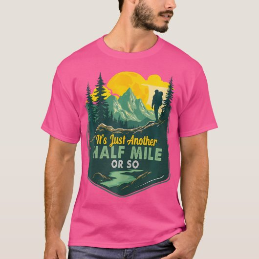 Es gibt nur noch eine halbe Meile oder so wandernd T-Shirt (Vorderseite)
